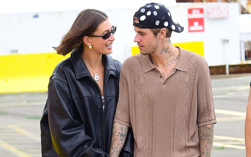 Hailey Bieber und Justin Bieber halten Händchen