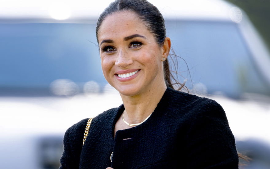 Herzogin Meghan lächelt breit