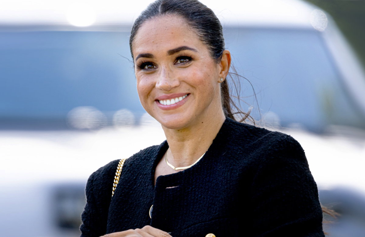 Herzogin Meghan lächelt breit
