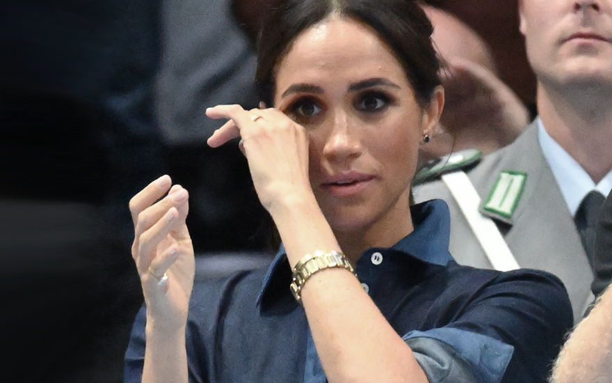 Herzogin Meghan wischt sich Tränen weg