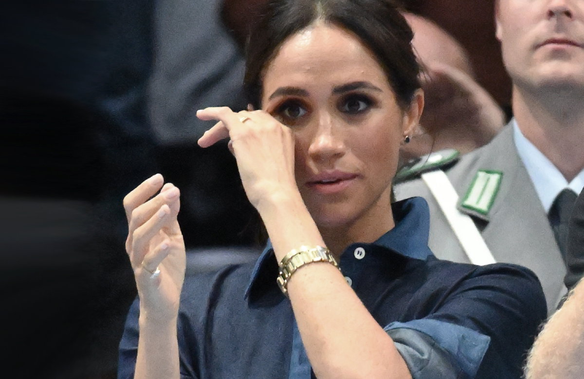 Herzogin Meghan wischt sich Tränen weg