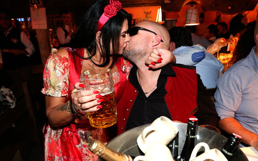 Iris Klein küsst ihren Mr. T auf dem Oktoberfest.