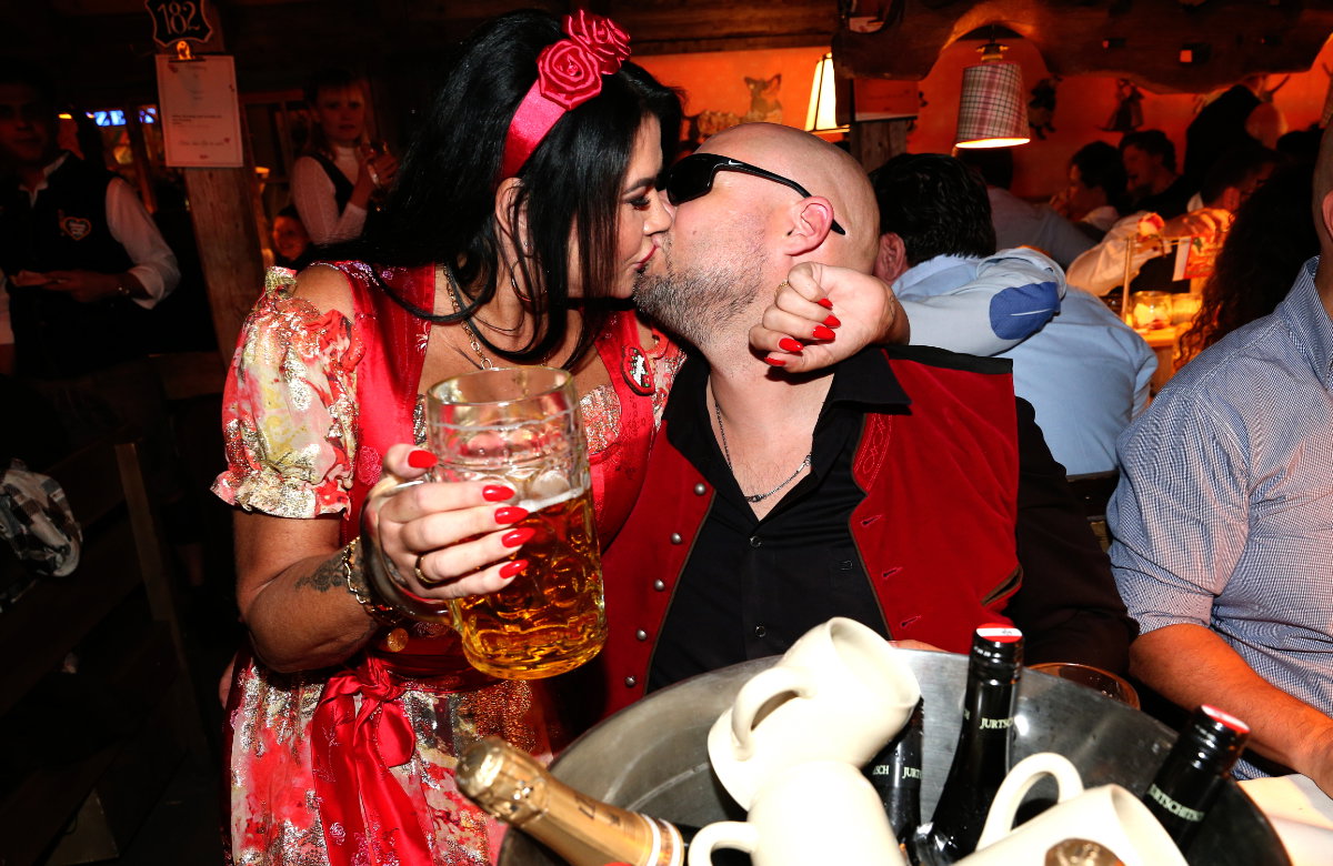 Iris Klein küsst ihren Mr. T auf dem Oktoberfest.