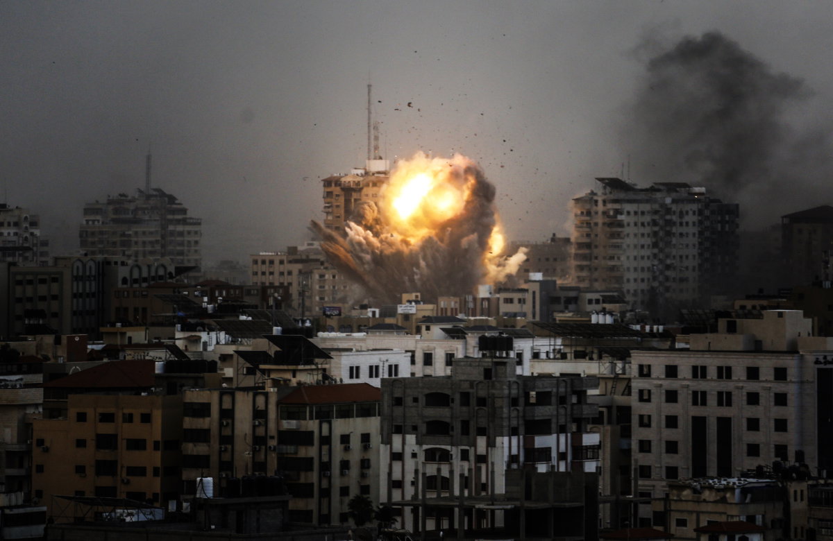 Rauch steigt auf und ein Feuerball über einem Gebäude in Gaza