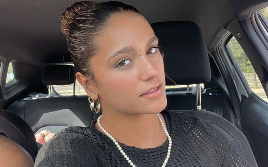 Jada Karabas macht ein Selfie im Auto