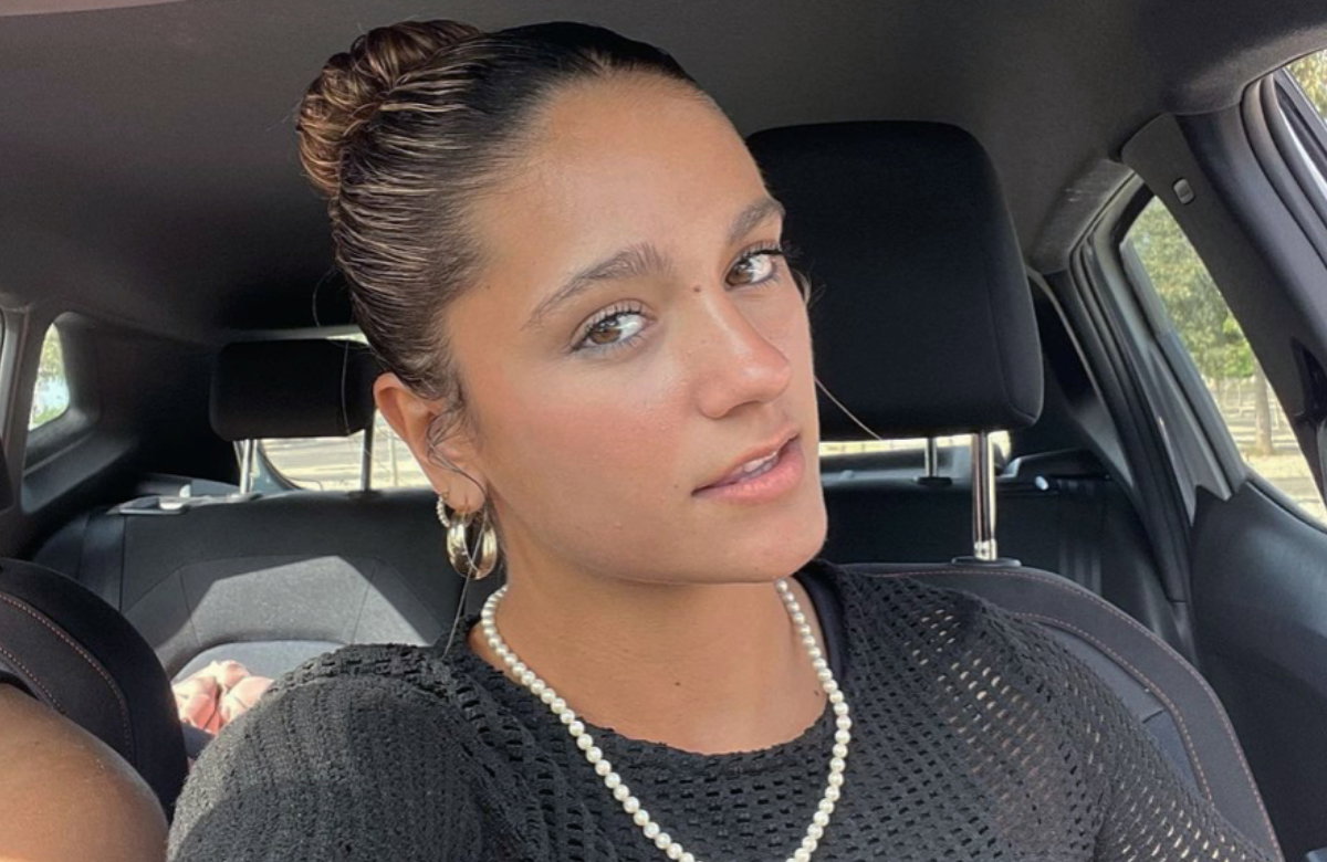 Jada Karabas macht ein Selfie im Auto