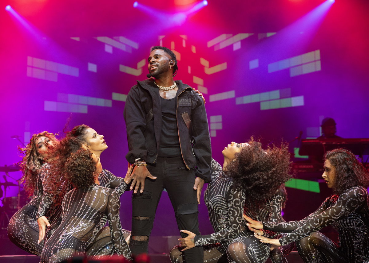 Jason Derulo mit Tänzerinnen auf der Bühne