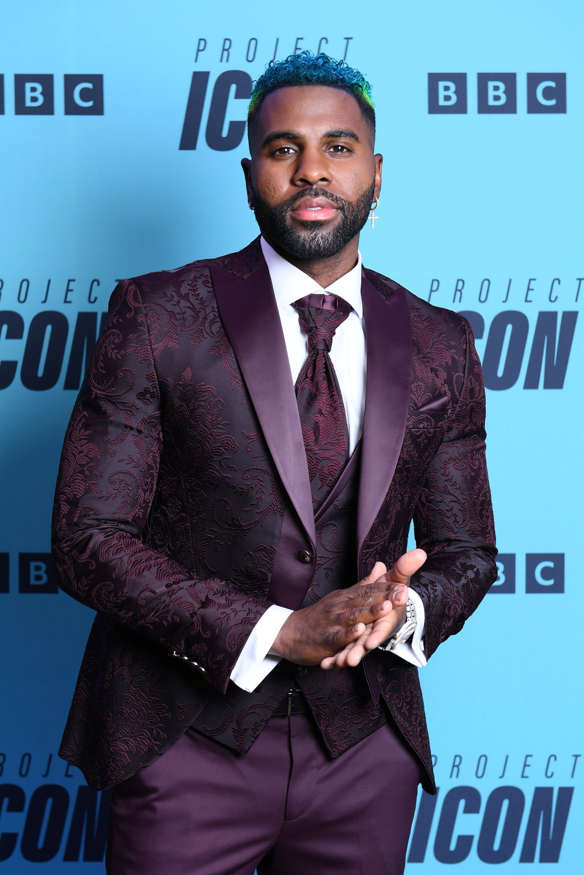 Jason Derulo im lila Anzug bei einem Presseevent