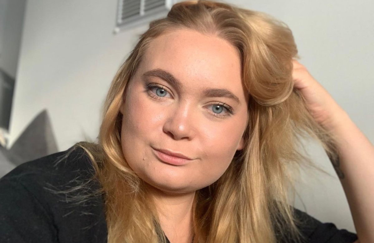 Jessica Smith fährt sich durch die Haare