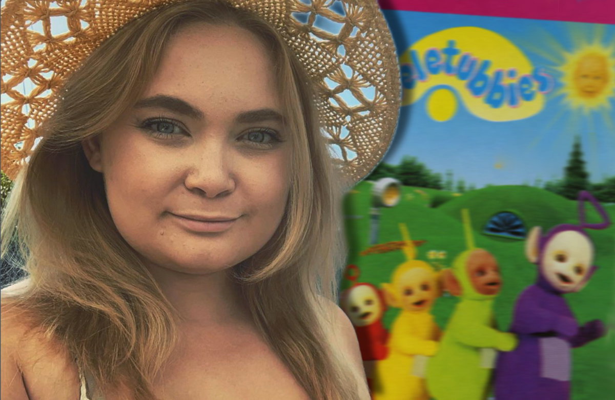 Jessica Smith lächelt mit Sonnenhut auf dem Kopf, im Hintergrund ein Bild der Teletubbies