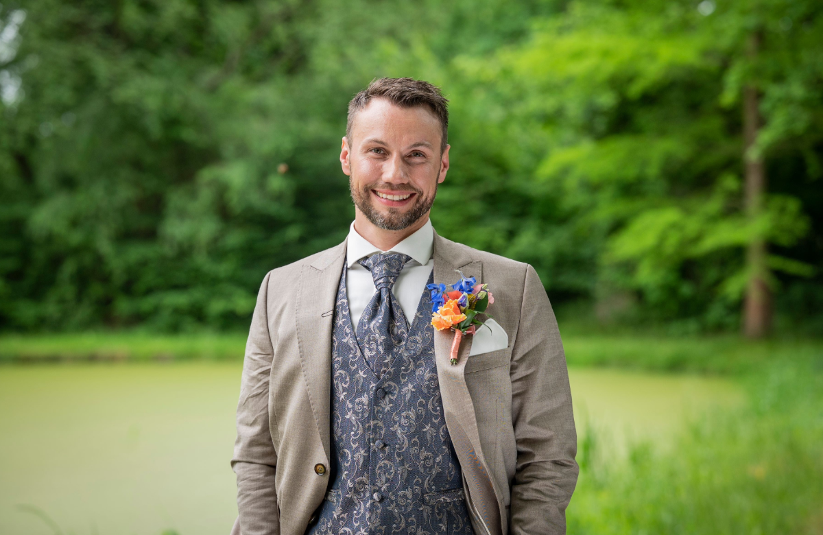 Jochen, "Hochzeit auf den ersten Blick"-Teilnehmer 2023, im Anzug