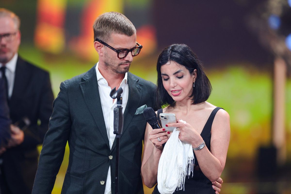 Joko Winterscheidt und Azam Jangravi beim Deutschen Fernsehpreis 2023