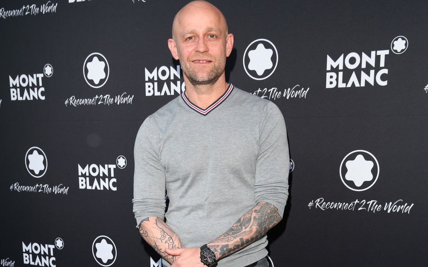 Jürgen Vogel zeigt die Tattoos auf seinen Armen