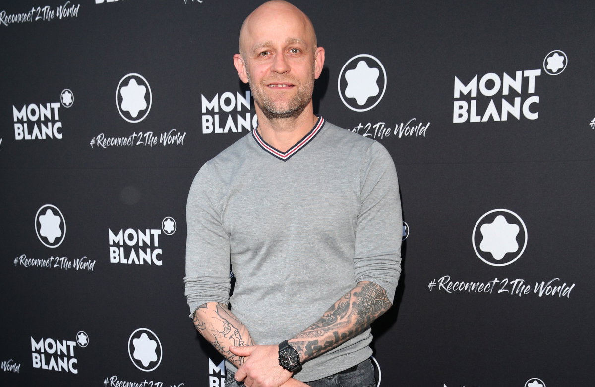 Jürgen Vogel zeigt die Tattoos auf seinen Armen