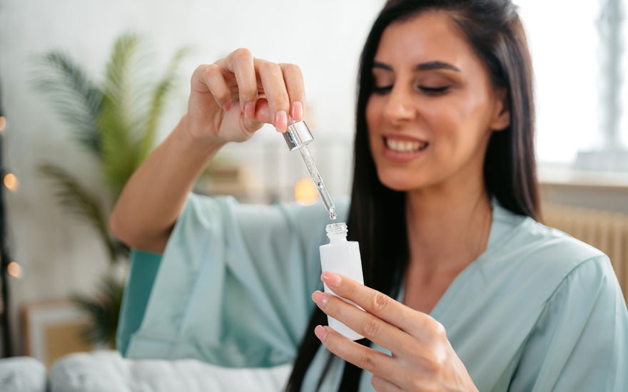 Frau benutzt Anti-Aging-Serum