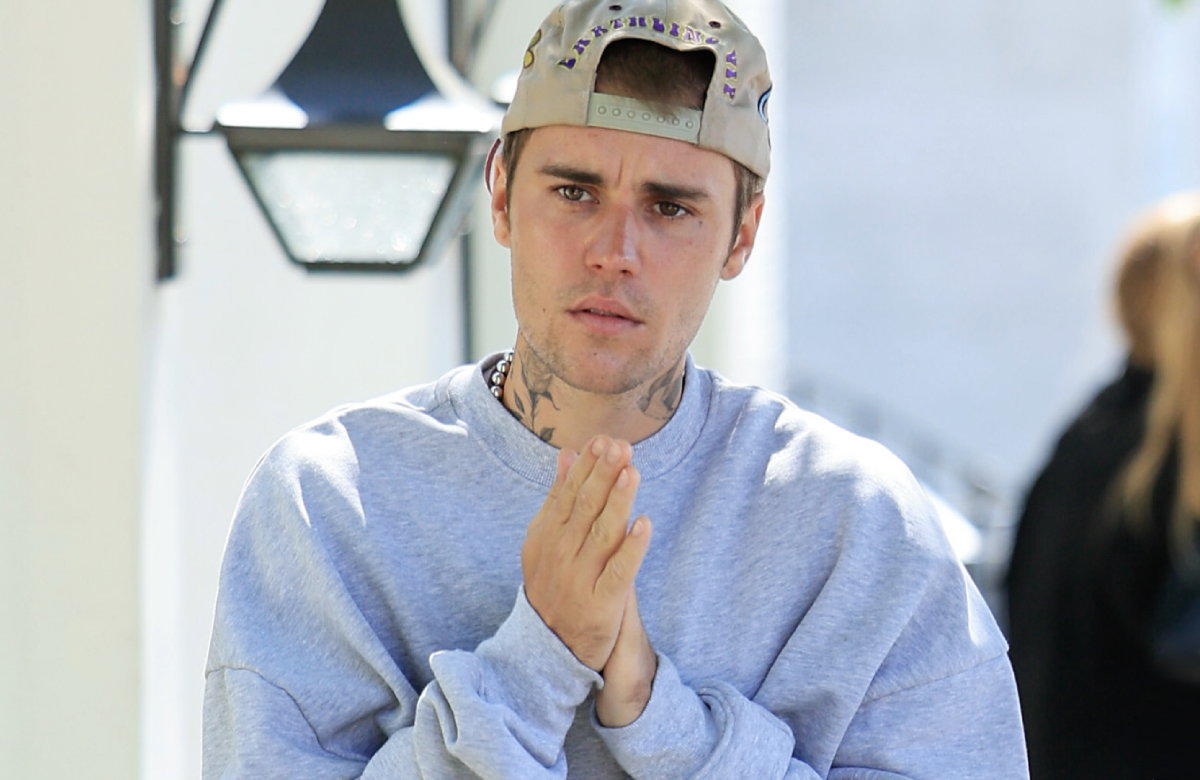 Justin Bieber reibt seine Hände aneinander