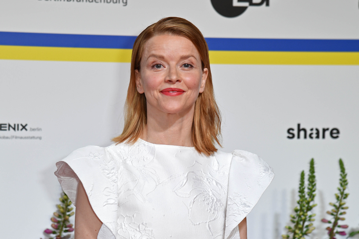 Karoline Schuch im weißen Oberteil