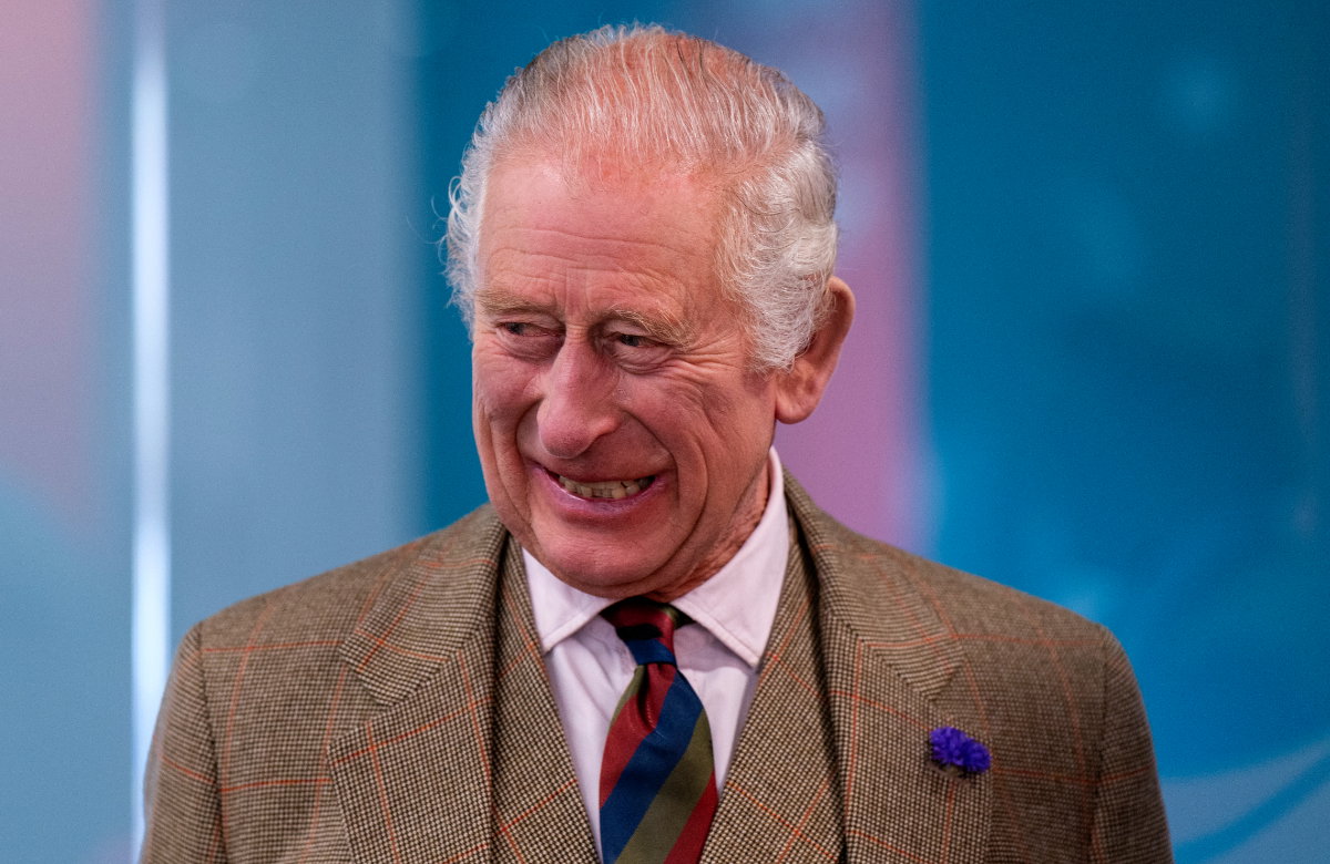 König Charles III. lacht.