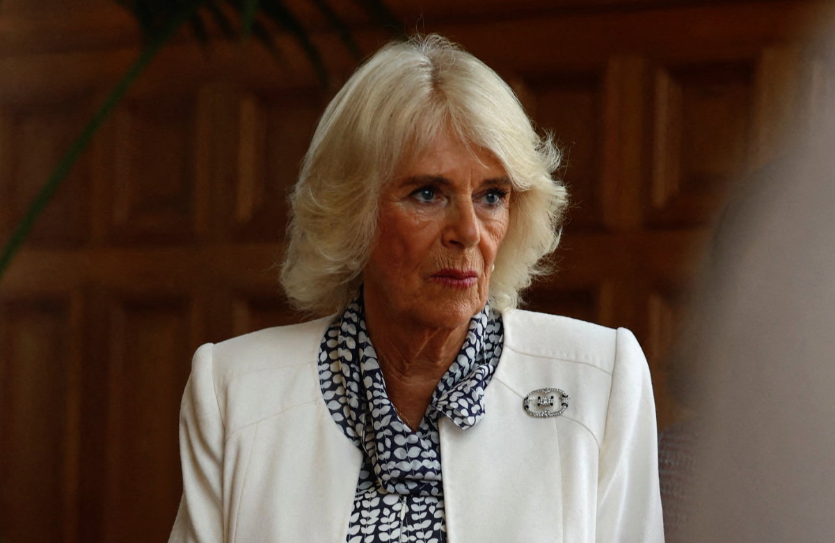 Königin Camilla schaut ernst.