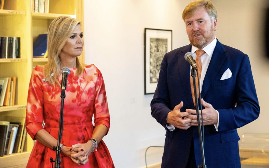 Königin Maxima und König WIllem-Alexander stehen bei ihrem Besuch in Südafrika nebeneinander.