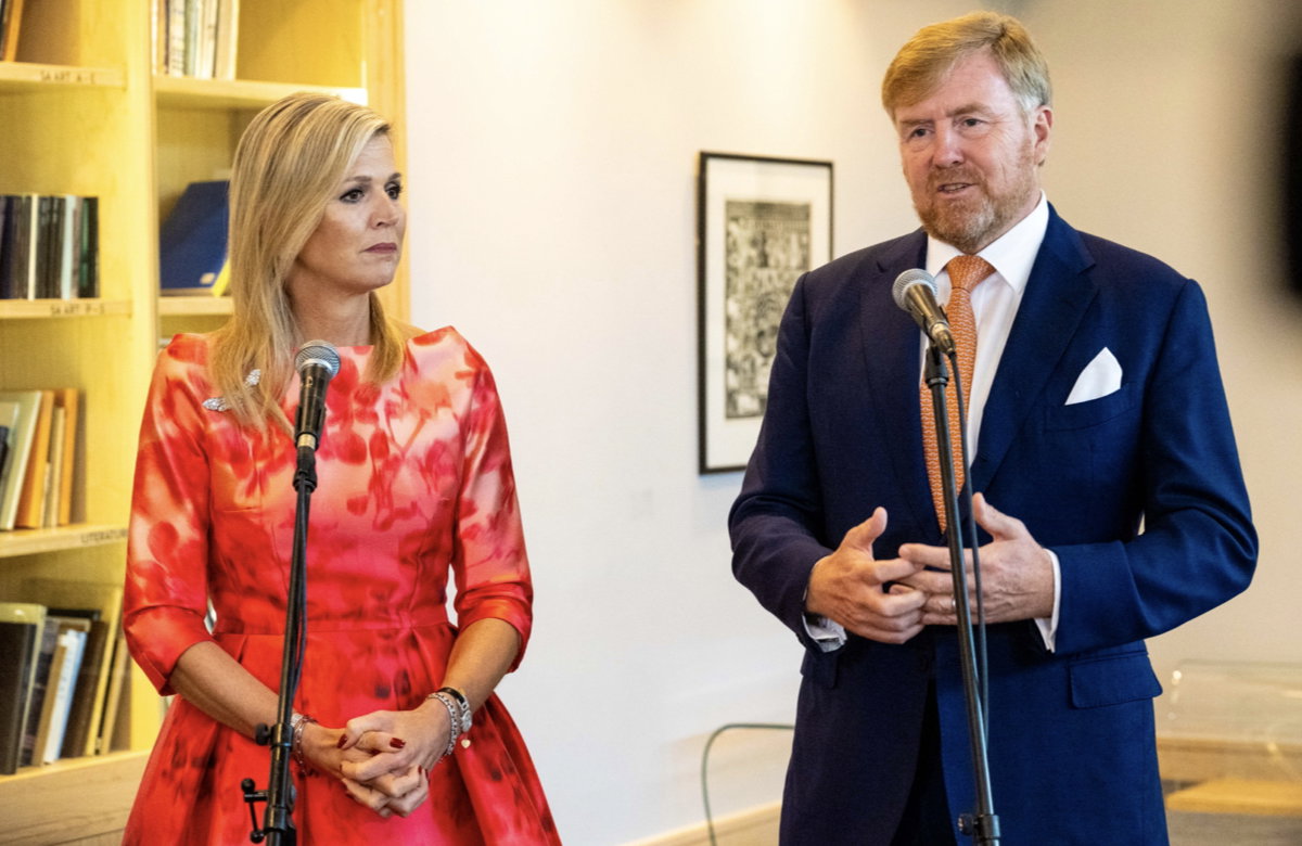 Königin Maxima und König WIllem-Alexander stehen bei ihrem Besuch in Südafrika nebeneinander.