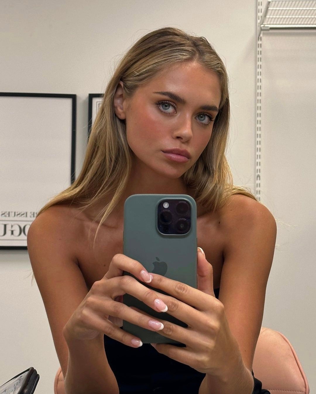 Laila Hasanovic macht ein Selfie und guckt streng.
