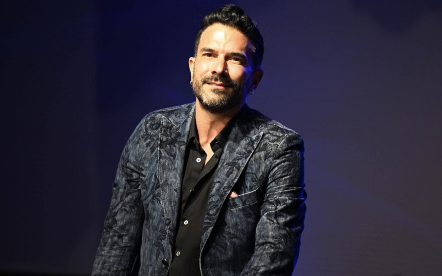 Marc Terenzi schaut ernst.