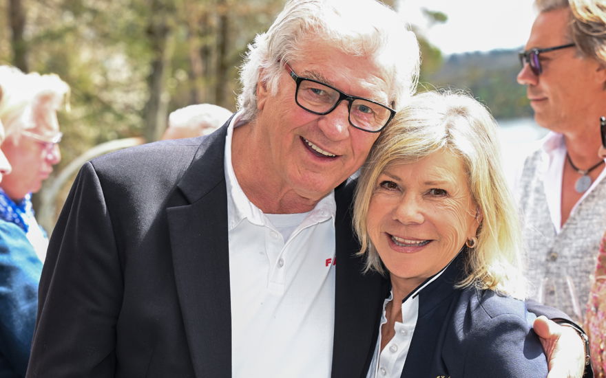 Marianne und Michael Hartl posieren Arm in Arm