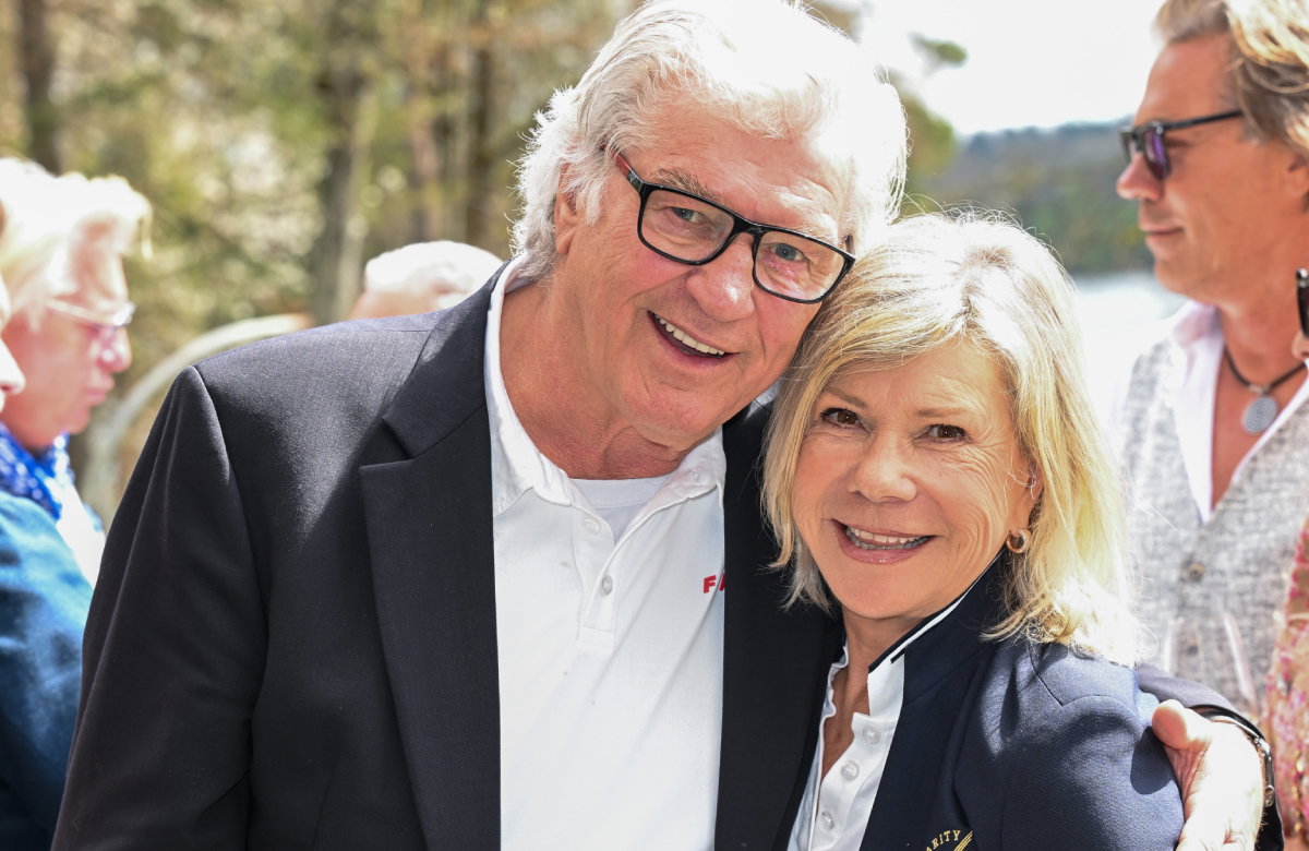 Marianne und Michael Hartl posieren Arm in Arm