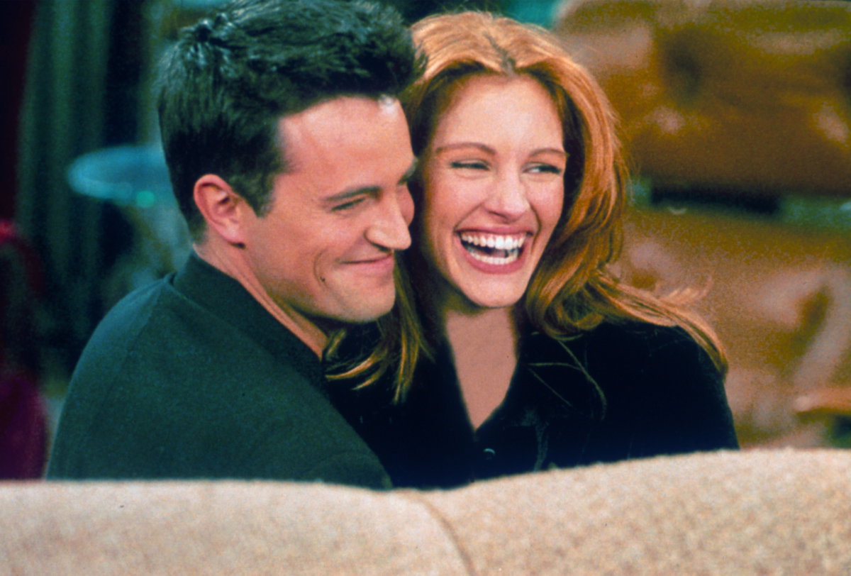Matthew Perry und Julia Roberts lachen am "Friends"-Set