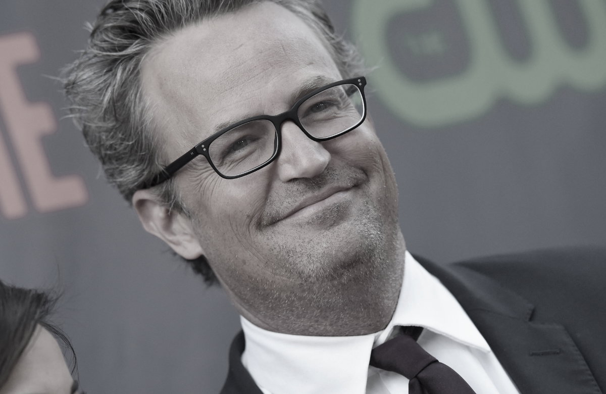 Matthew Perry lächelt mit Brille