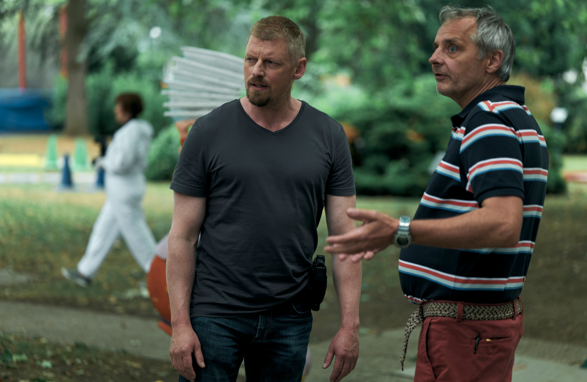 Max Herzog (Martin Gruber) befragt Minigolfanlagenbesitzer René Pössl (Thomas Maurer)
