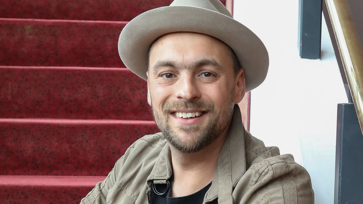 Max Mutzke grinst