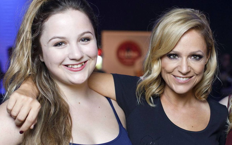 Michelle mit Tochter Celine Arm in Arm