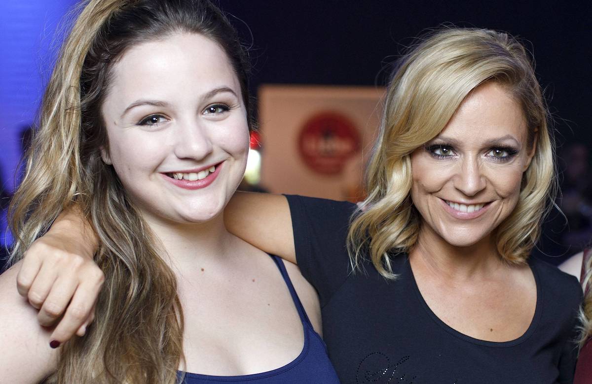 Michelle mit Tochter Celine Arm in Arm