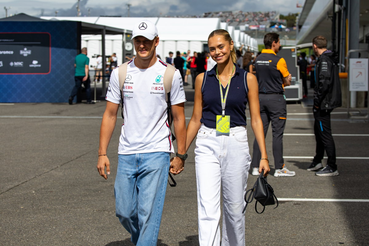 Mick Schuhmacher und Laila Hasanovic händchenhaltend in Japan, 2023