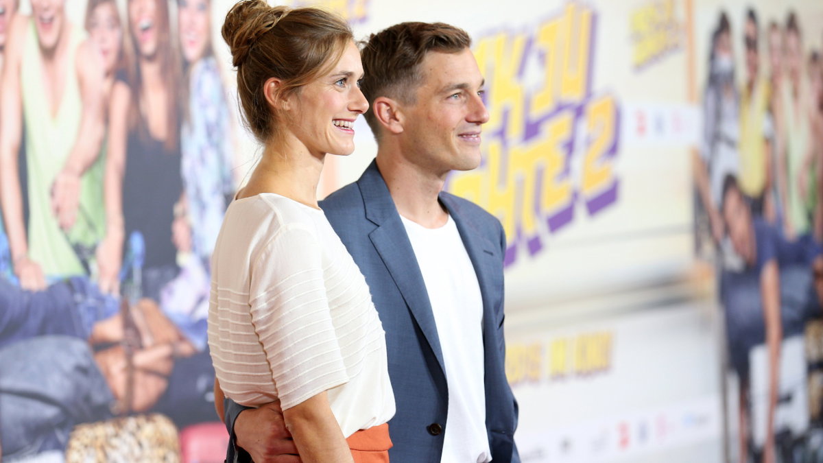 Miriam Stein und Volker Bruch stehen Arm in Arm