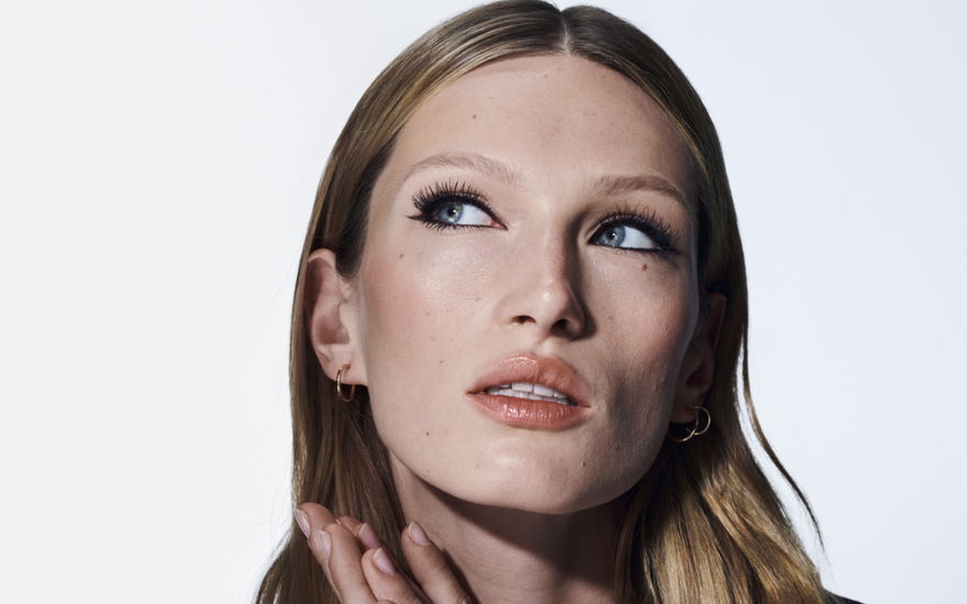 Model trägt H&M Volumen Mascara