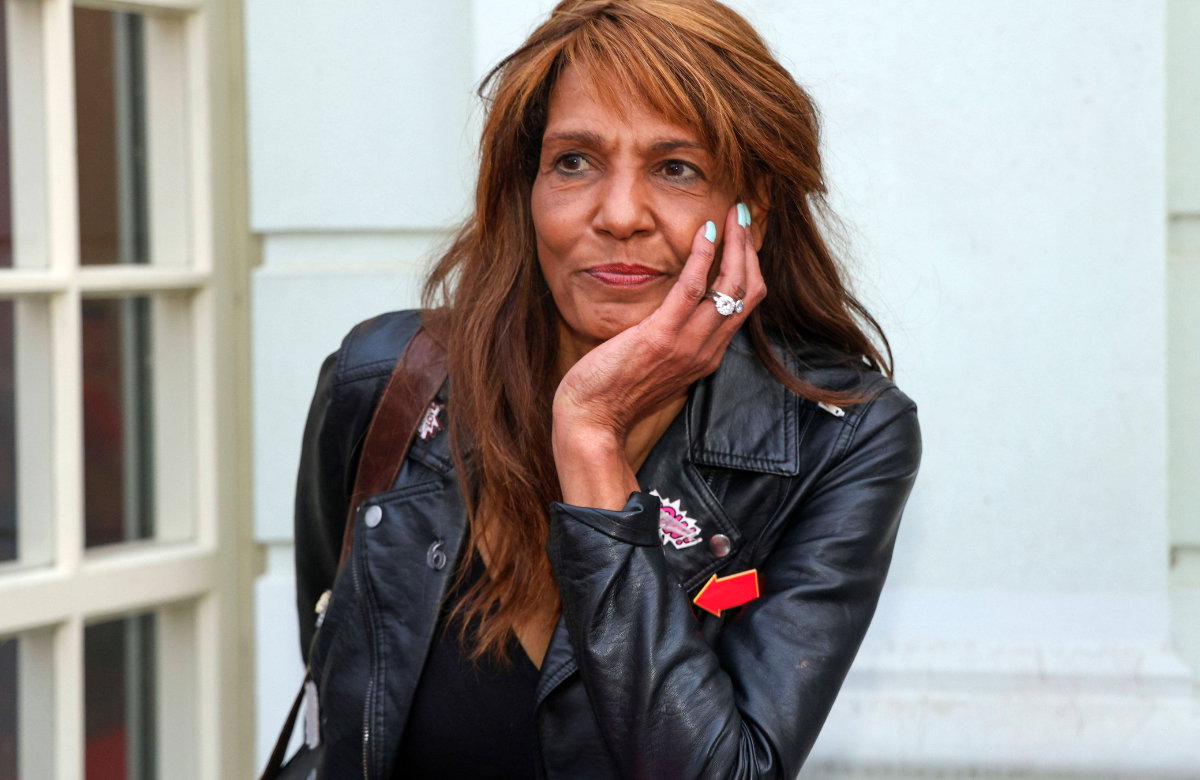 Nadja Abd el Farrag stützt ihr Gesicht auf ihrer Hand ab