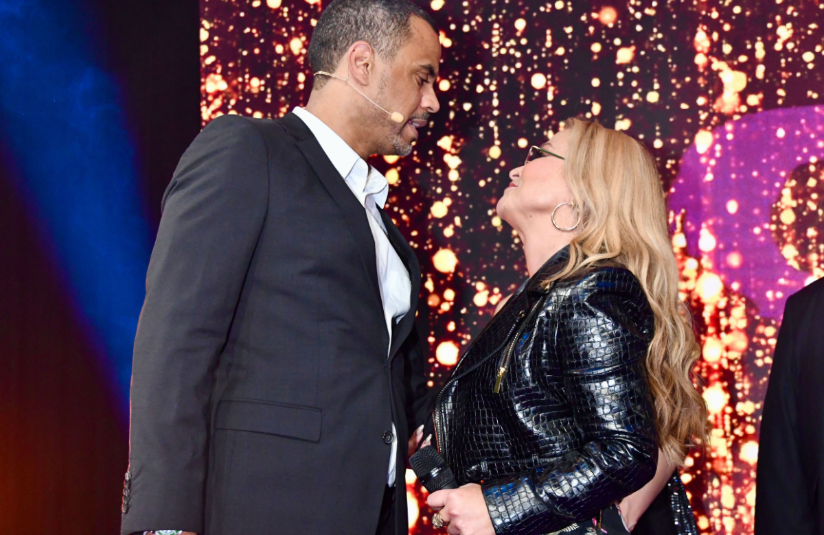 Patrice Bouédibéla und Anastacia turteln auf der Bühne