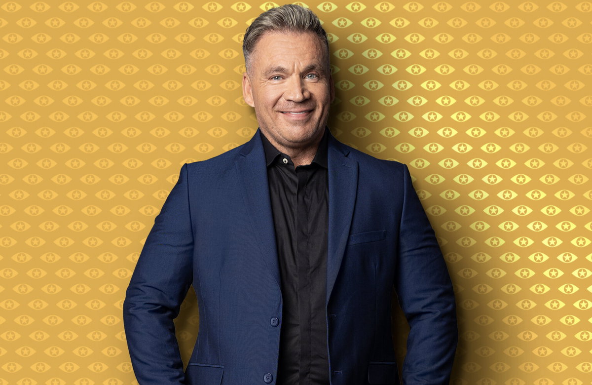 Peter Klein steht vor der Big Brother Wand.