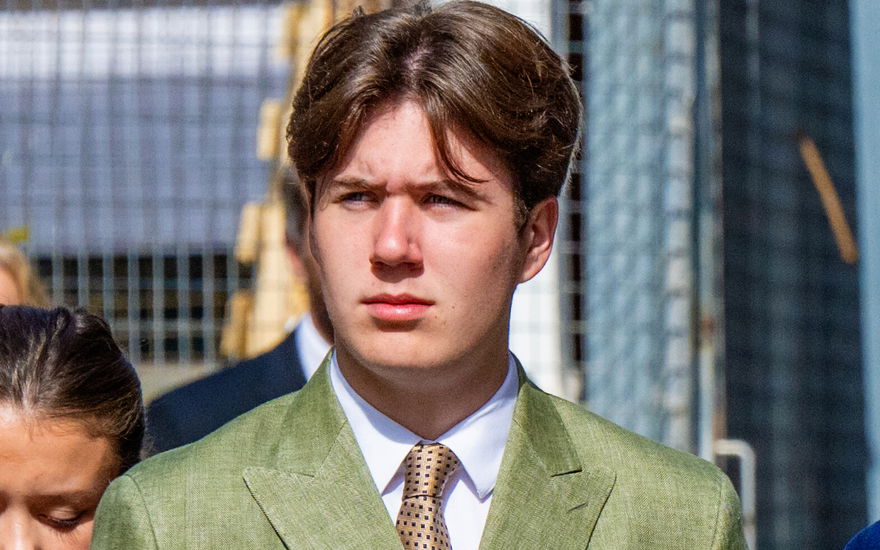 Prinz Christian von Dänemark schaut ernst.