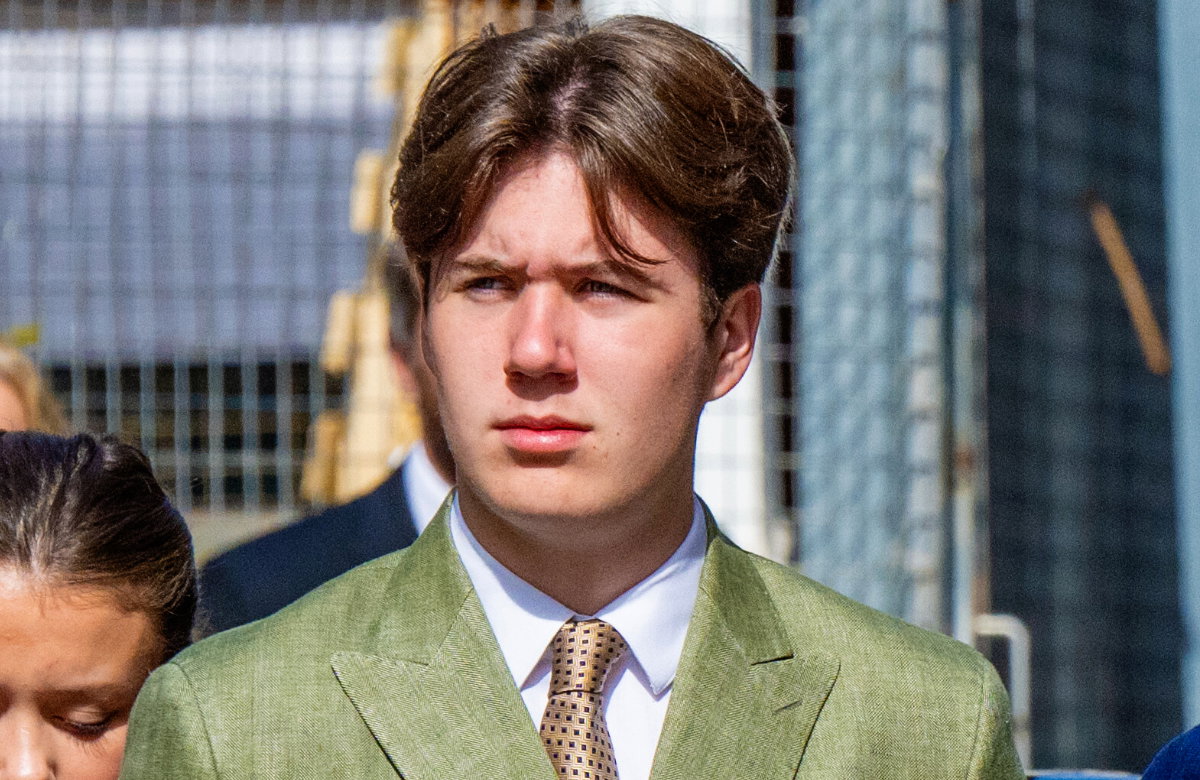 Prinz Christian von Dänemark schaut ernst.