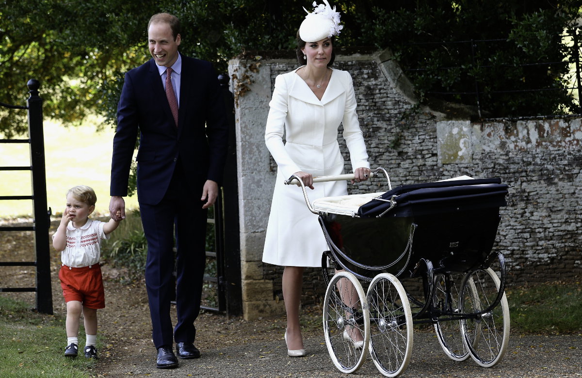Prinz George, Prinz William und Prinzessin Kate bei der Taufe von Prinzessin Charlotte, 2015.
