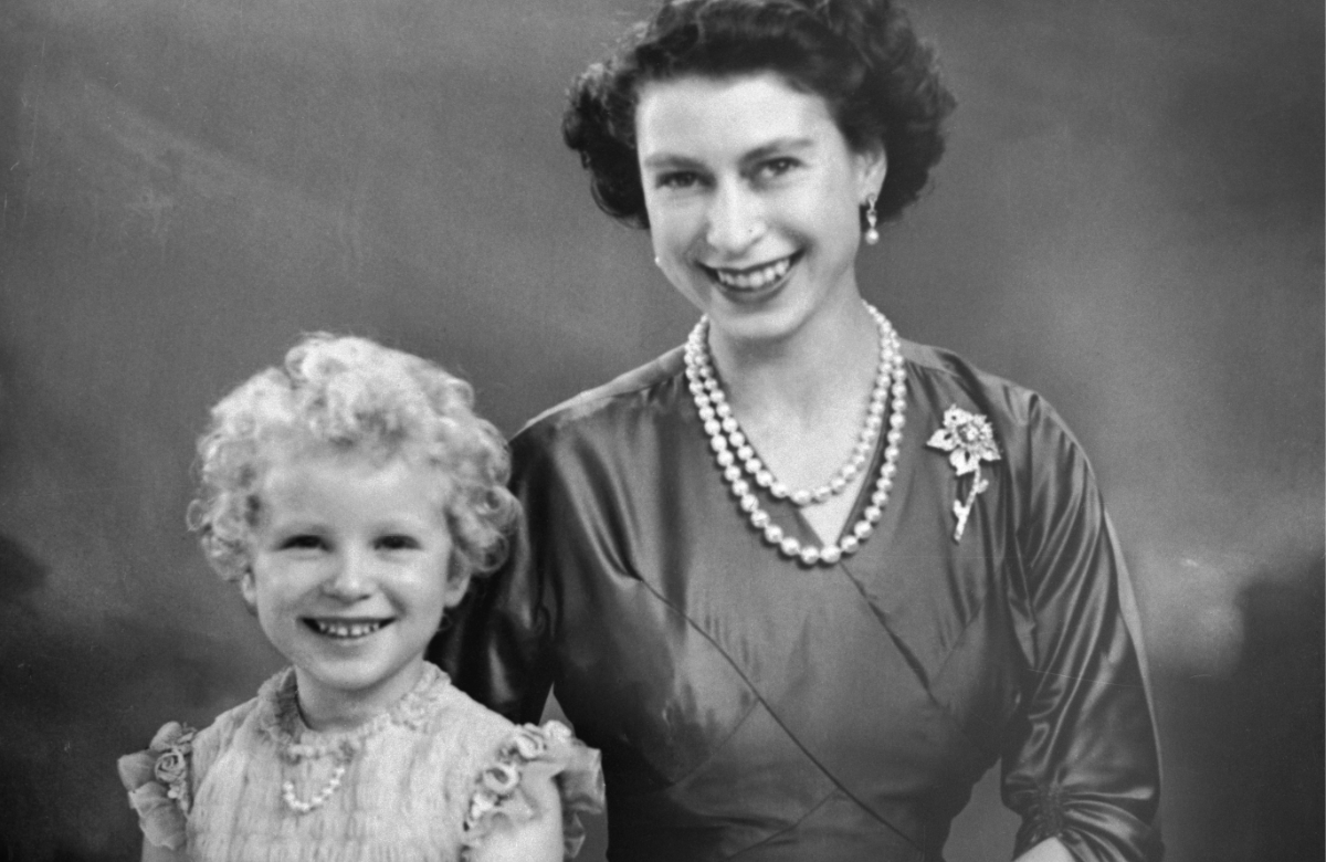 Prinzessin Anne als Kind mit lockigen Haaren - neben der Queen