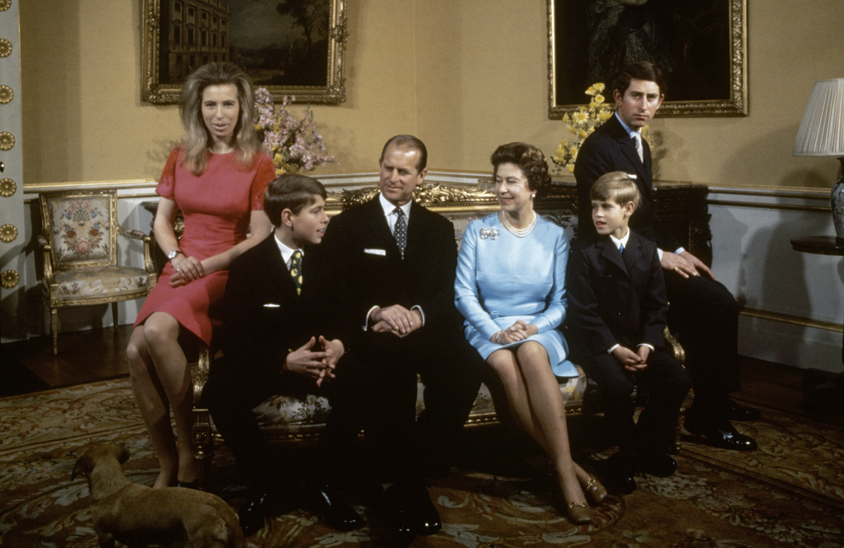 Prinzessin Anne früher mit offenen Haaren - Familienfoto mit der Queen, Prinz Philip, Prinz Edward, Prinz Andrew und Prinz Charles