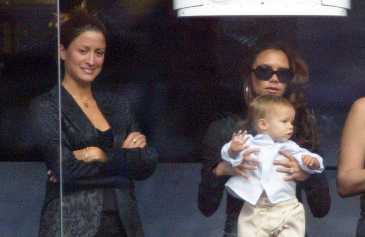 Rebecca Loos und Victoria Beckham mit Sohn Romeo auf dem Arm im September 2003