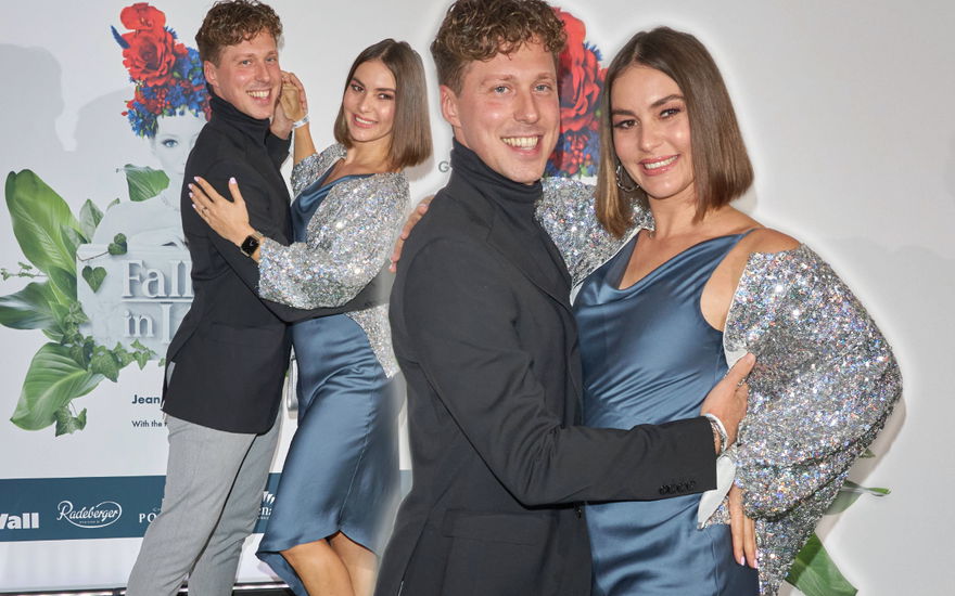 Renata Lusin mit Mini-Babybauch und Valentin Lusin auf dem roten Teppich