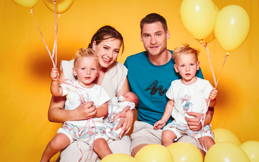 Sarafina Wollny und Peter mit den Zwillingen Emory und Casey sowie Baby