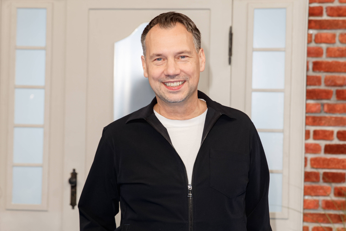 Sebastian Fitzek lacht